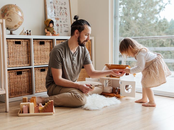 Mendidik, Bukan Menghukum: Kunci Sukses Pengasuhan Anak Modern Parent yang sedang membimbing anak