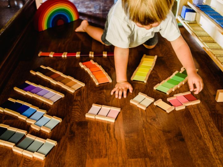 Membangun Kemandirian Dengan Gaya Pembelajaran Montessori Anak Usia Dini Sedang Belajar Montessori