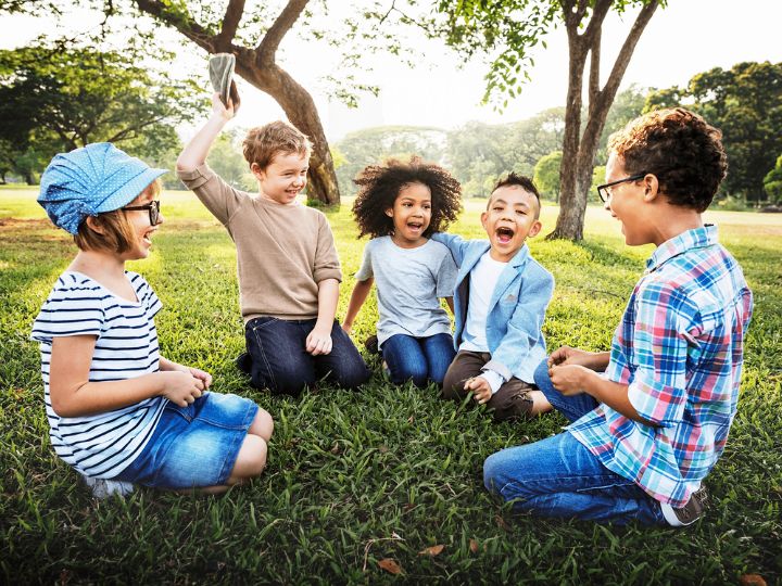 Anak bermain bersama