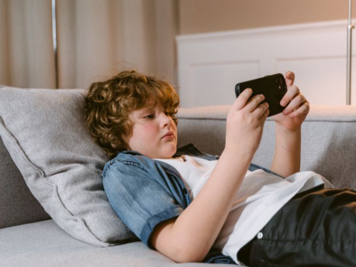 Anak bermain gadget atau hp