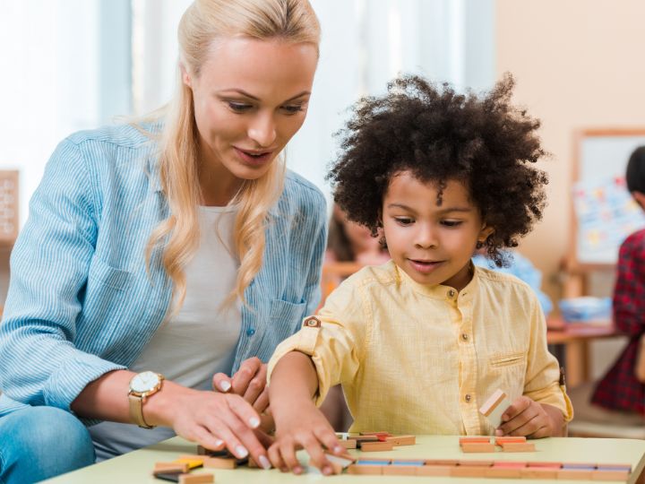 Anak belajar montessori