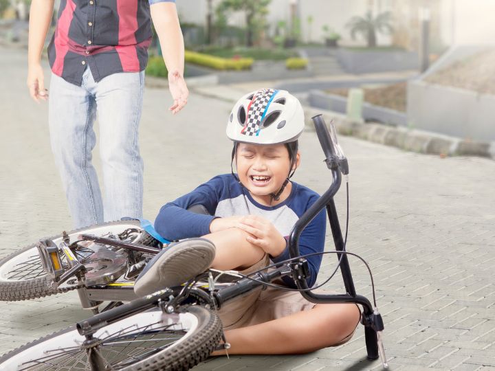 Anak terjatuh dari speda