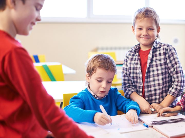 Anak sedang berinteraksi