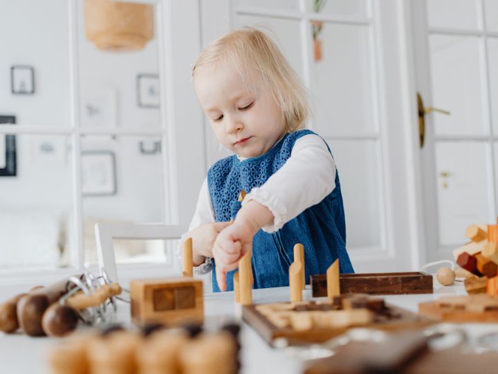 Anak sedang belajar mandiri
