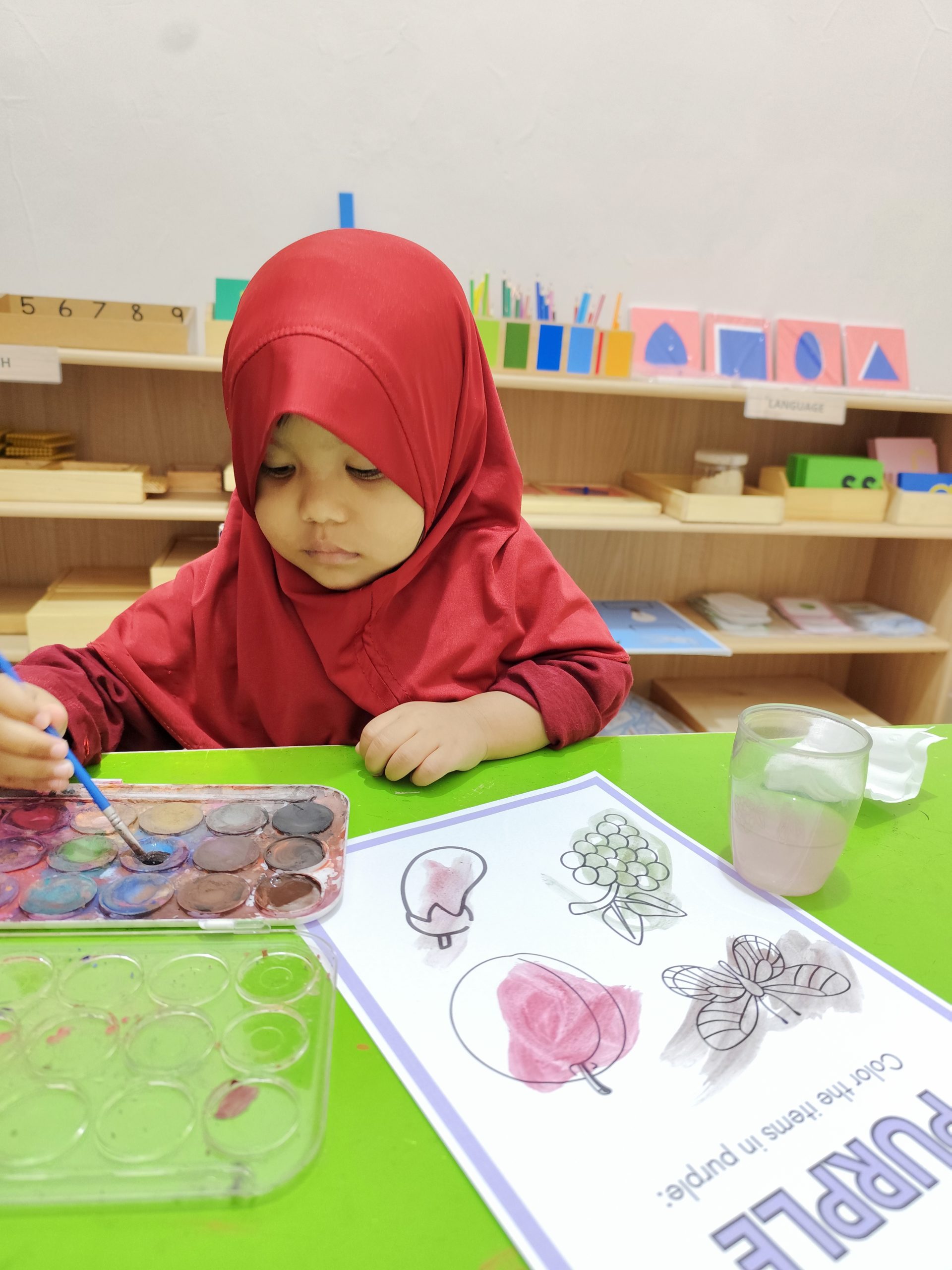 Anak sedang menggambar