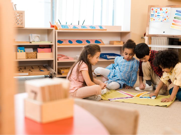 Anak belajar montessori