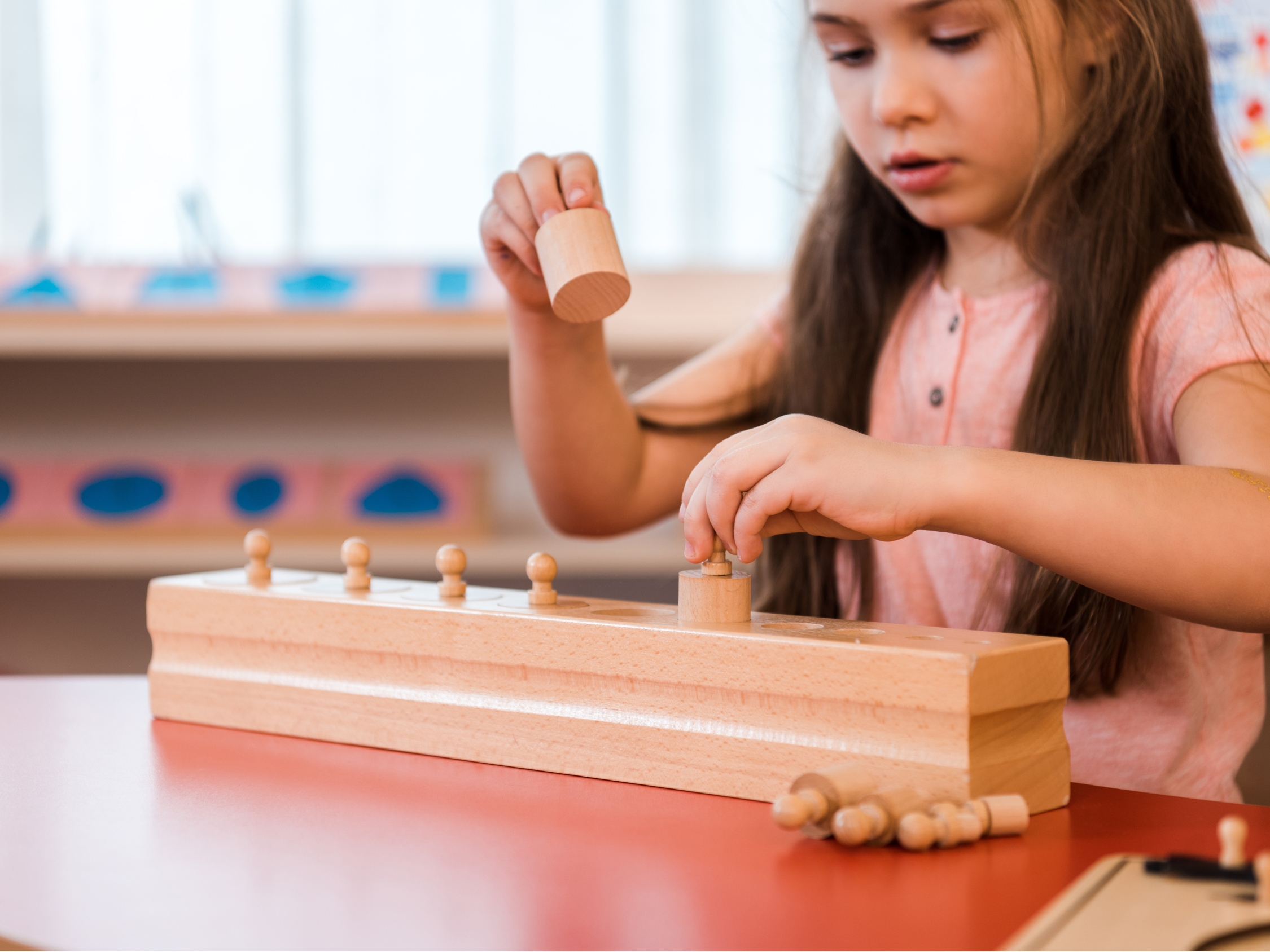 Anak bermain alat Montessori
