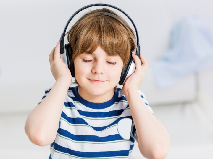 Anak mendengar musik