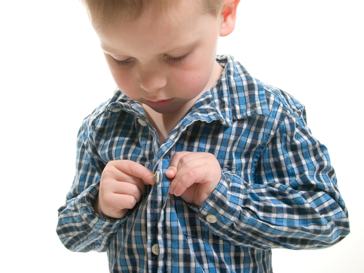 Anak memakai baju sendiri