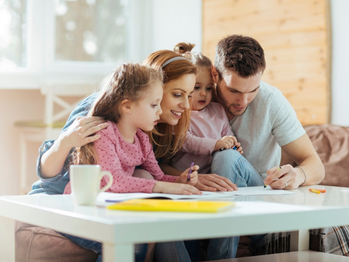 orang tua sedang membimbing anak