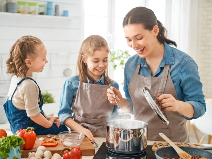 Aktivitas montessori bersama keluarga di dapur